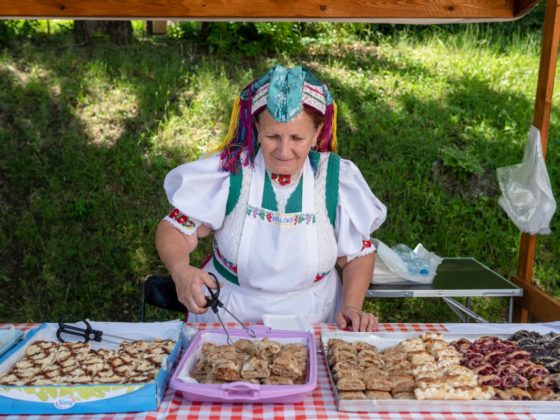 Gondos Vilmosné Margitka hollókői otthonában készíti a finom süteményeket (Fotó: Komka Péter)