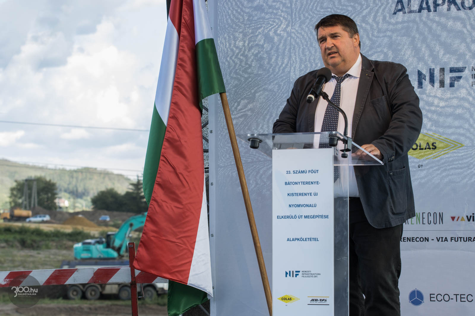 Becsó Zsolt országgyűlési képviselő beszédet mond az ünnepségen (Fotó: 3100.hu)