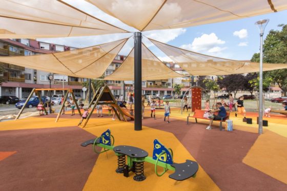 A megújult és kibővített Stromfeld udvari játszótér (Fotó: Pásztó Város Önkormányzata)