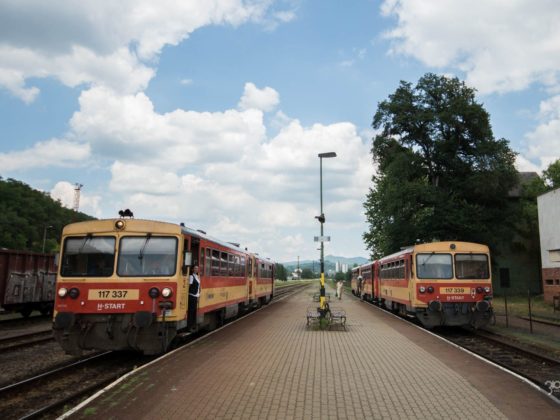 Motorvonatok a Hatvan-Somoskőújfalu vasútvonal megyeszékhelyi külső pályaudvarán (Fotó: 3100.hu)