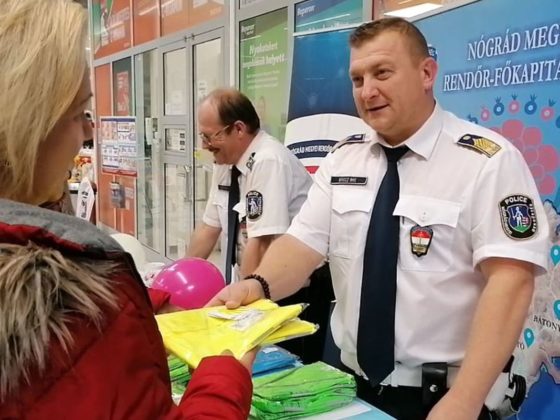 Láthatósági eszközök százait osztották ki a rendőrök Salgótarjánban, a 2022-es Light Friday alkalmából (Fotó: Nógrád Megyei Rendőr-főkapitányság)