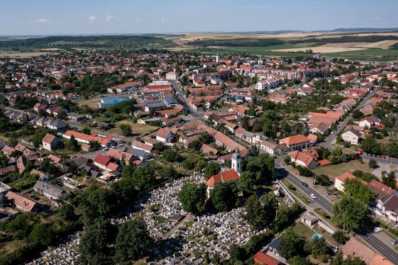 3060.hu Fotó: Drónnal készített felvételen Pásztó belvárosa 2022 júniusában (Fotó: Komka Péter)