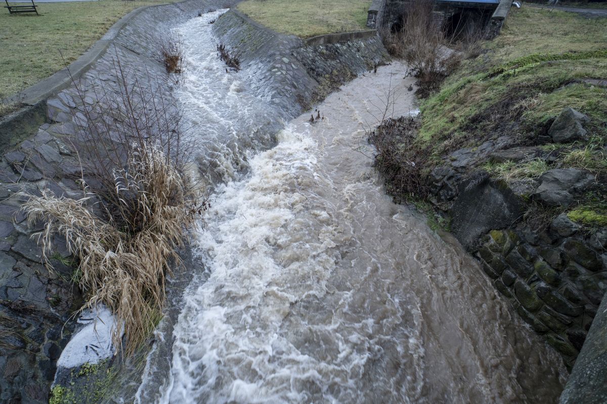 A megáradt Kövicses-patak Pásztó Mátrakeresztes településrészén, 2023. január 18-án. (Fotó: MTI/Komka Péter)
