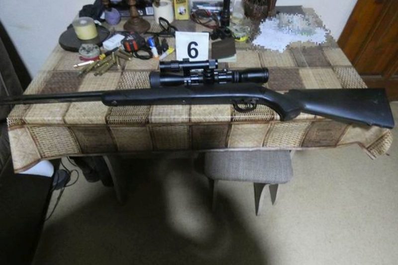 Az orvvadászattal gyanúsított nógrádmegyeri férfi fegyvereit lefoglalta a rendőrség. (Fotó: Nógrád Vármegyei Rendőr-főkapitányság)