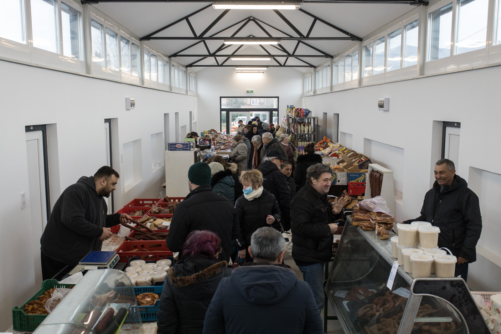 3060.hu Fotó: A 71 millió forintból felújított pásztói városi piac a megnyitó napján, 2023. március 1-jén.