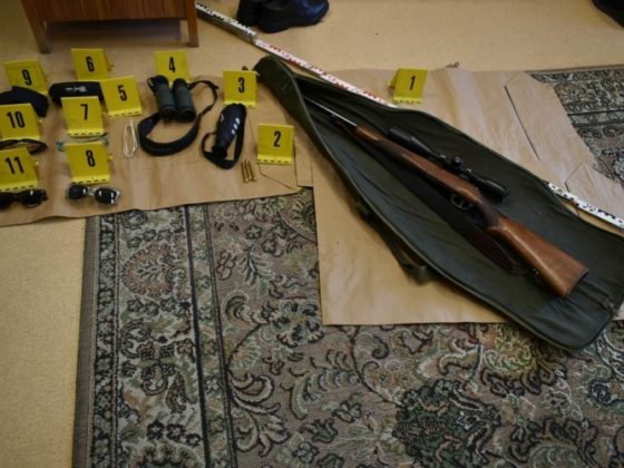 A nyomozók több ellopott tárgyat - köztük szemüvegeket és a lőfegyvert - is megtalálták a házkutatás során. (Fotó: Nógrád Vármegyei Rendőr-főkapitányság)