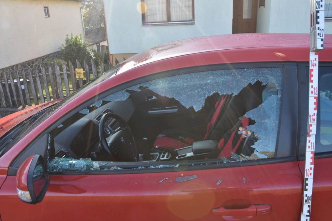A 34 éves férfi Nagylócon is betörte egy autó ablakát, majd a kocsiból elvitte a tulaj pénztárcáját. (Fotó: Nógrád Vármegyei Rendőr-főkapitányság)
