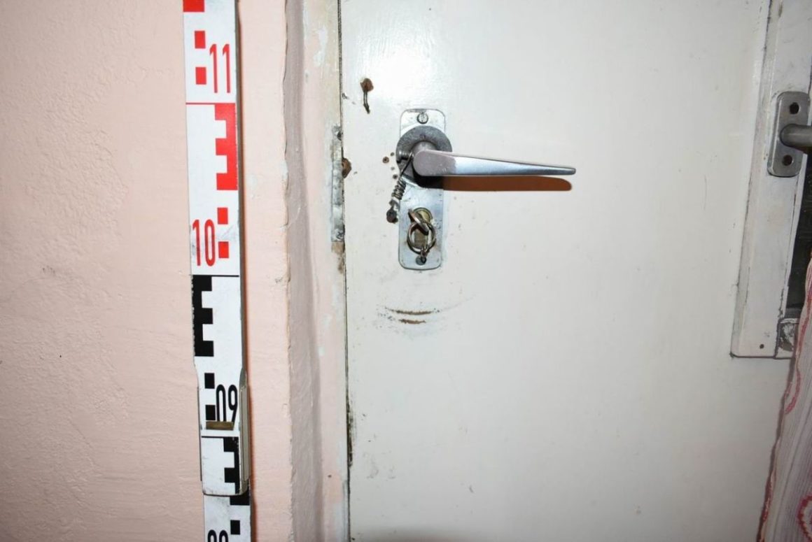 A 29 éves férfi a biztonsági lánc levágásával jutott be az idős nő kányási házába. (Fotó: Nógrád Vármegyei Rendőr-főkapitányság)