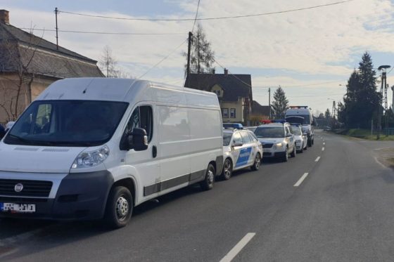 A cseh embercsempészt Pösténypusztán fogták el a rendőrök (Fotó: Nógrád Vármegyei Rendőr-főkapitányság)