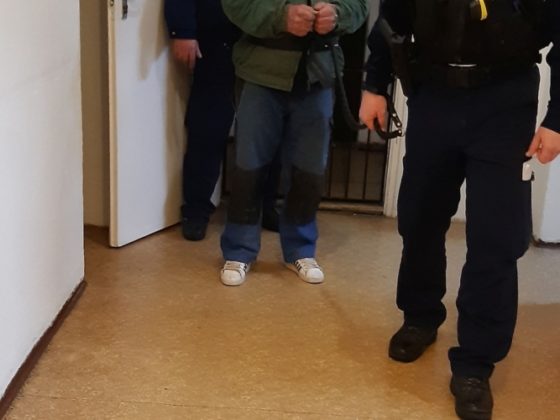 A rendőrök rövid időn belül elfogták a szécsényi boltban garázdálkodó helyi férfit. (Fotó: Nógrád Vármegyei Rendőr-főkapitányság)