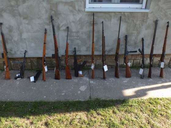 Illegális vadászathoz használt eszközöket, vadhúst és trófeát, valamint egy fegyvergyűjteményt is lefoglaltak a rendőrök Szurdokpüspökiben és Jobbágyiban. (Fotó: Nógrád Vármegyei Rendőr-főkapitányság)