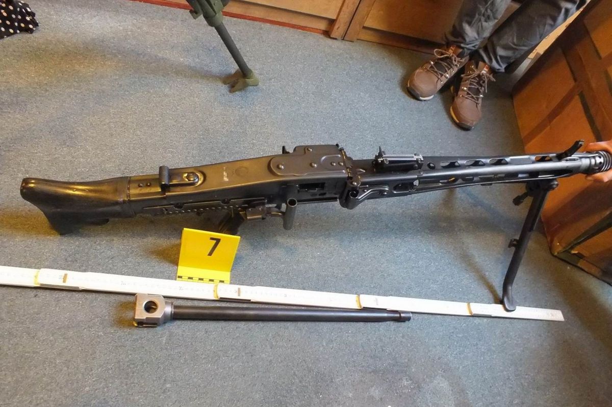 Illegális vadászathoz használt eszközöket, vadhúst és trófeát, valamint egy fegyvergyűjteményt is lefoglaltak a rendőrök Szurdokpüspökiben és Jobbágyiban. (Fotó: Nógrád Vármegyei Rendőr-főkapitányság)
