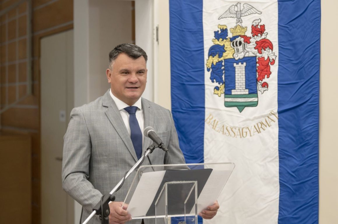 Berkó Lajos, a sportért felelős államtitkárság kabinetfőnöke beszédet mond a balassagyarmati kézilabdacsarnok átadásán 2023. június 8-án. (Fotó: MTI/Komka Péter)