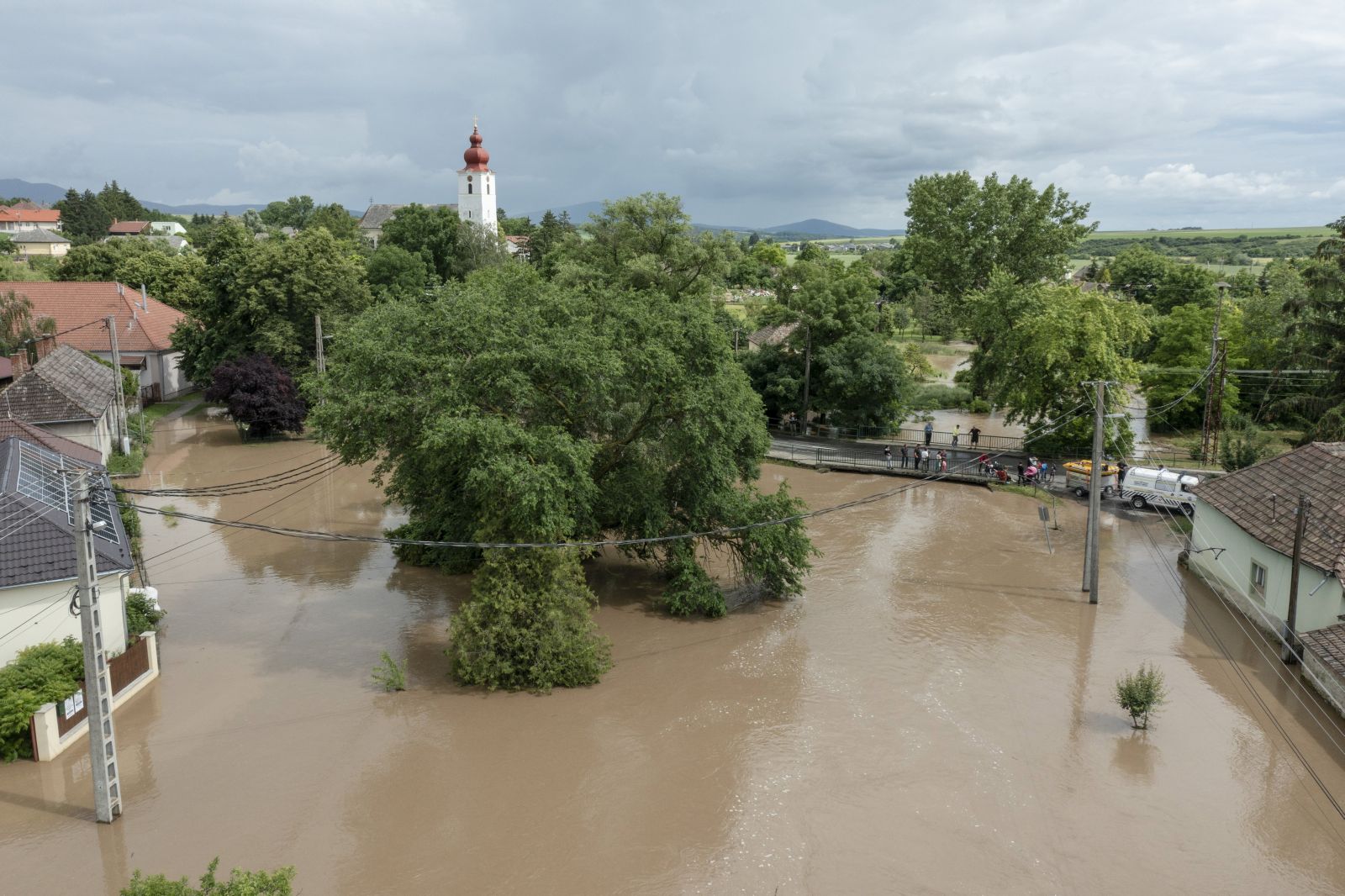 A drónnal készült felvételen a Szuha-patak áradása miatt elárasztott utcák Ecsegen 2023. június 9-én (Fotó: MTI/Komka Péter)