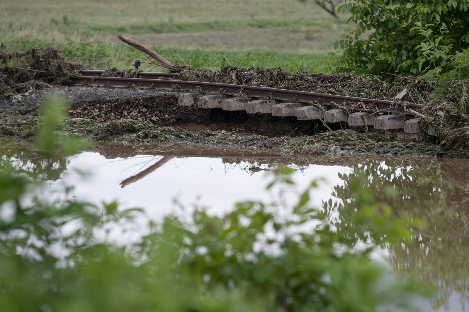 A megáradt Bertece-patak vízétõl alámosott vasúti pálya Nógrádszakálnál 2023. június 9-én (Fotó: MTI/Komka Péter)