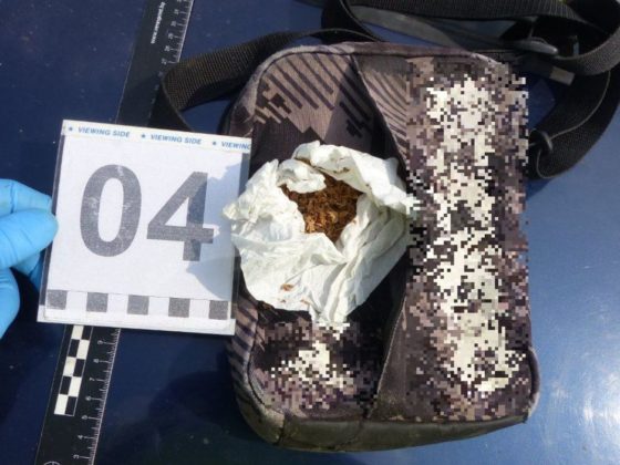 A Héhalmon elfogott nő táskájában növényi törmeléket és kristályos anyagot is találtak (Fotó: Nógrád Vármegyei Rendőr-főkapitányság)