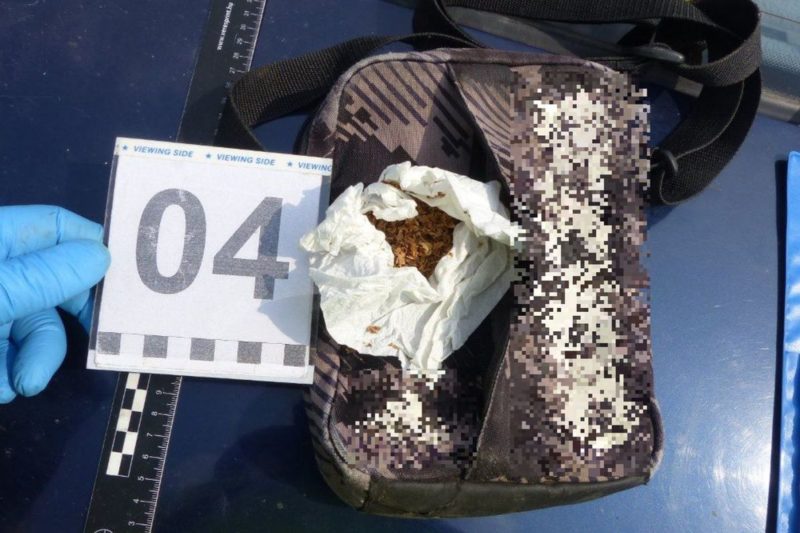 A Héhalmon elfogott nő táskájában növényi törmeléket és kristályos anyagot is találtak (Fotó: Nógrád Vármegyei Rendőr-főkapitányság)