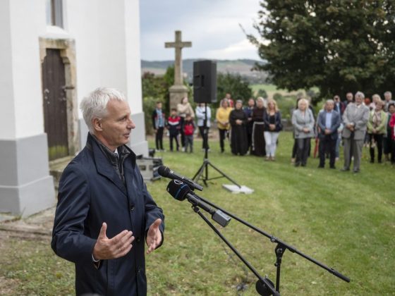 Soltész Miklós, a Miniszterelnökség egyházi és nemzetiségi kapcsolatokért felelős államtitkára beszédet mond a kormány támogatásával megújult nógrádszakáli kálvária stációinak avatásán, 2023. október 4-én. (Fotó: MTI/Komka Péter)