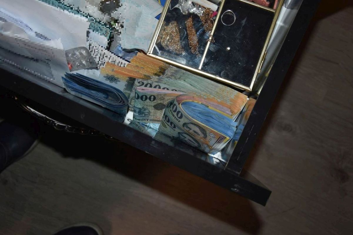 Ékszereket és készpénzt is lefoglaltak az elkövetők lakásán (Fotó: Nógrád Vármegyei Rendőr-főkapitányság)