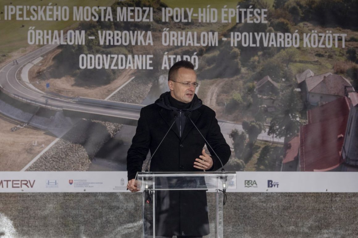 Szijjártó Péter külgazdasági és külügyminiszter beszédet mond az Őrhalom és Ipolyvarbó között megépült Ipoly-híd átadásán a felvidéki Ipolyvarbón, 2023. december 1-jén. (Fotó: MTI/Komka Péter)