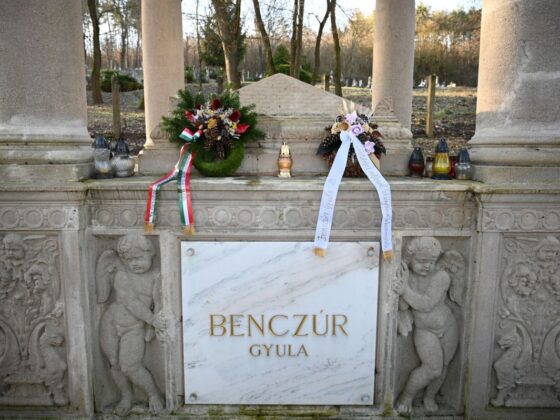 Elhelyezték az emlékezés virágait a 180 évvel ezelőtt született Benczúr Gyula síremlékénél (Fotó: Szécsény Város Önkormányzata | Facebook)
