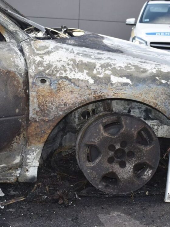 A 25 éves férfi autója a menekülés végén, Jobbágyiban kigyulladt - a sofőr végül a kocsit hátrahagyva távozott a helyszínről (Fotó: Nógrád Vármegyei Rendőr-főkapitányság)