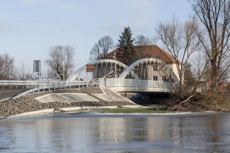 A Drégelypalánk-Ipolyhídvég közötti, 2,9 milliárd forintból megépült Ipoly-híd Drégelypalánk közelében a projektzáró rendezvény napján, 2024. január 12-én. (Fotó: MTI/Komka Péter)