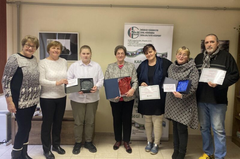 A díjazott civil szervezetek képviselői a Civilek Napján rendezett díjátadó ünnepségen, 2024. február 1-jén. (Fotó: Nógrád Vármegyei Civil Közösségi Szolgáltató Központ | Facebook)