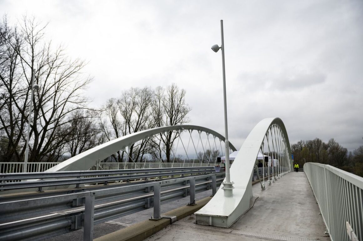 A Drégelypalánk és Ipolyhídvég közötti Szent Borbála híd Drégelypalánknál az avatás napján, 2024. március 11-én. (Fotó: MTI/Bodnár Boglárka)