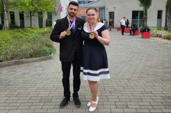 A Nógrád Vármegyei Szakképzési Centrum balassagyarmati Szondi György Technikum és Szakképző Iskolája tanulói közül ketten is az ország legjobbjai lettek: Koleszár Petra a divatszabó, Lakatos Attila Patrik pedig a gépjármű mechatronikus tanulók között lett aranyérmes. (Fotó: NKIK)